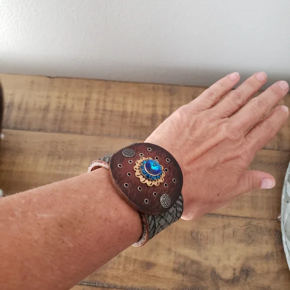 Bracelet - leather cuff - Picture 4 of 13
